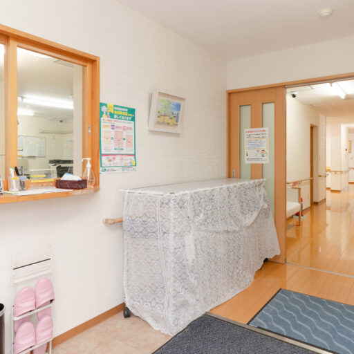 株式会社クローバー「シニアホームこもれび」の居室・設備：福島県西白河郡西郷村-介護-シニアホームこもれび-玄関