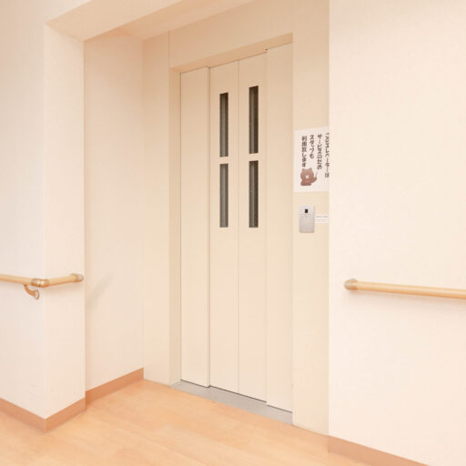 株式会社クローバー「シニアホームせせらぎ」の居室・設備：福島県須賀川市-介護-シニアホームせせらぎ-エレベーター