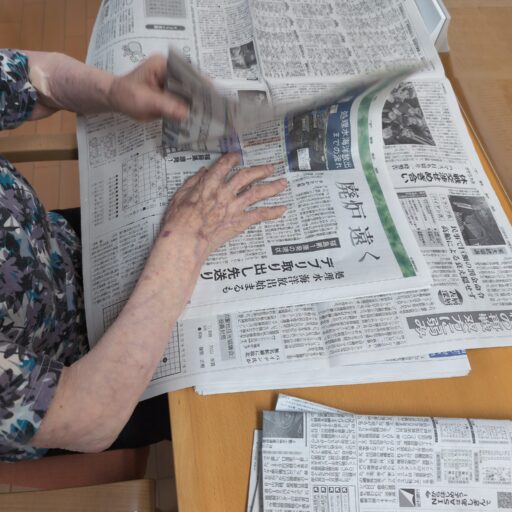 新聞紙を折って下さいます。