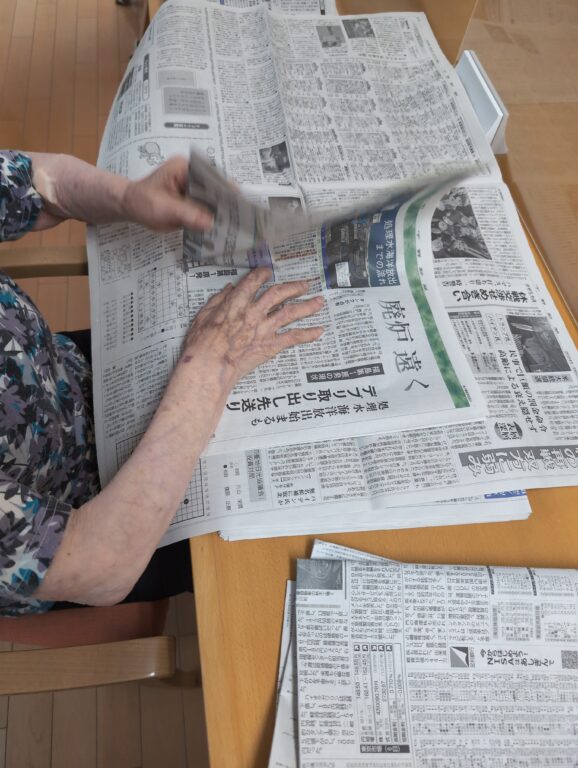 新聞紙を折って下さいます。