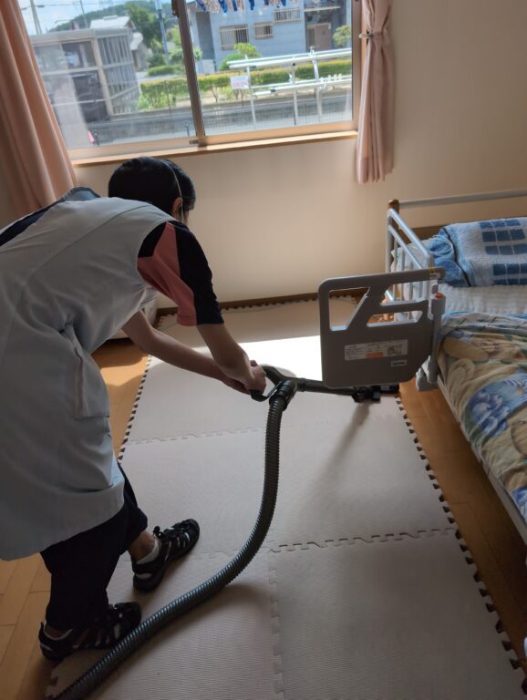 お部屋のお掃除の様子です。