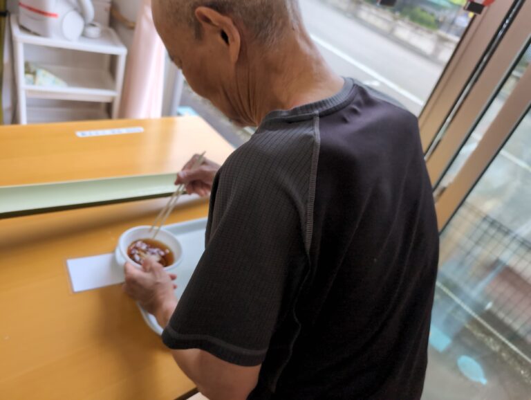 ご自身でそうめんを取っている所です。