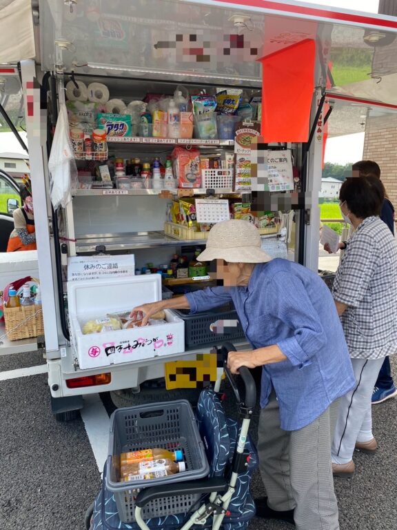 選んでいる様子