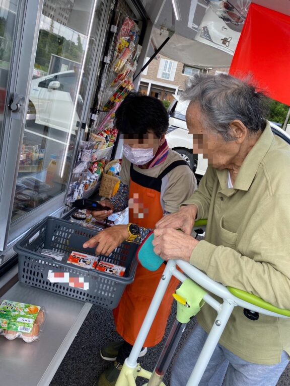 商品を選んでいる様子