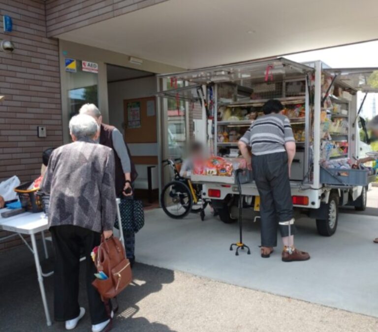 福島県矢吹町老人ホームの移動販売の様子。