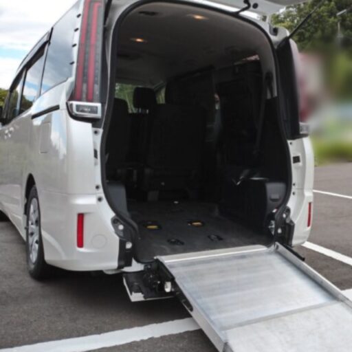 矢吹町の老人ホームの送迎車