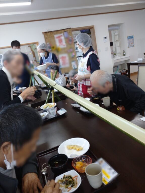 8月の行事 流しそうめんの様子です。