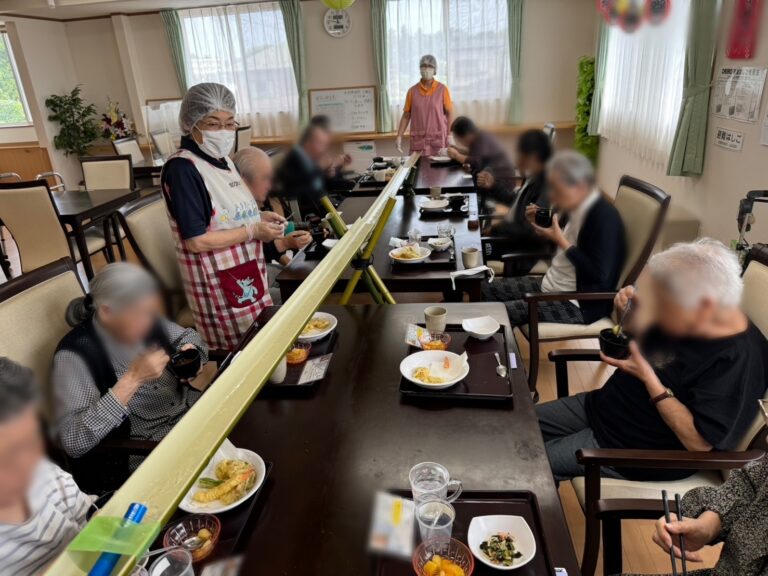 8月の行事、流しそうめんの様子です。
