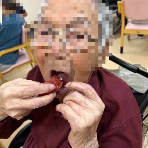 お寿司を食べている様子