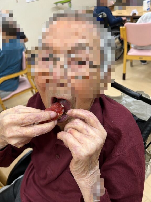 お寿司を食べている様子