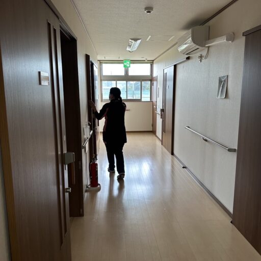 職員が見回りをしている様子。