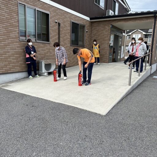 消火訓練の様子。