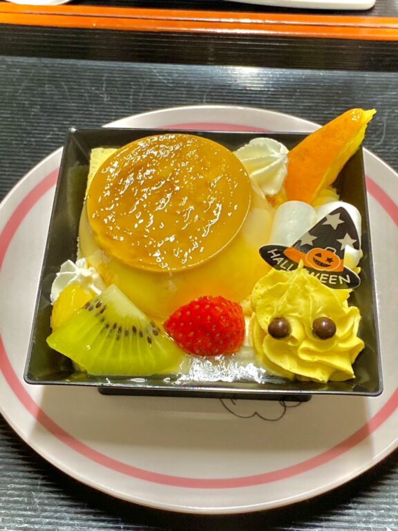 かわいいおばけのプリンアラモード