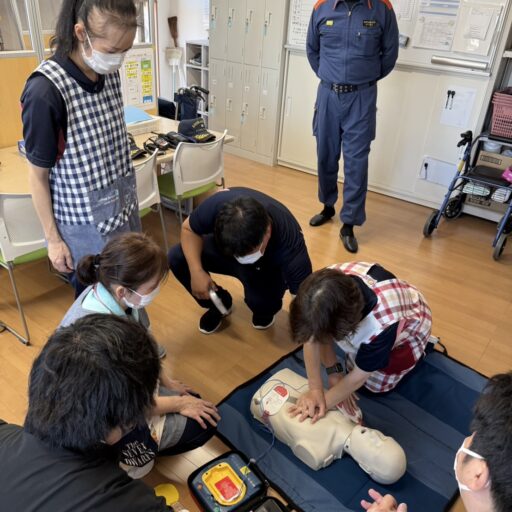 福島県矢吹町にある老人ホームAED講習の様子です。
