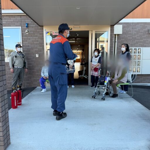 福島県矢吹町にある老人ホームの避難訓練の様子です。