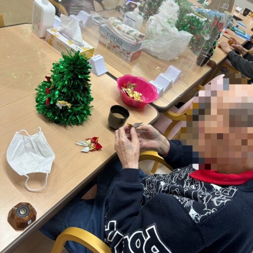 ミニクリスマスツリーを作っている様子