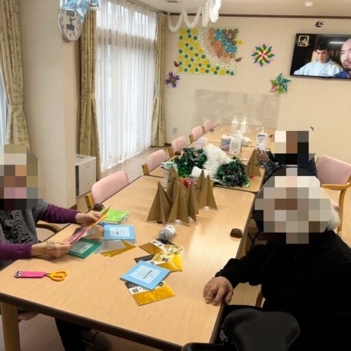 クリスマス飾り作りの様子