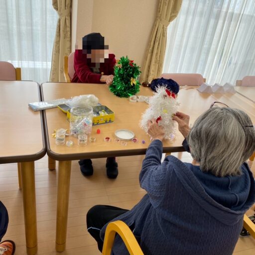 ミニクリスマスツリーを作っている様子